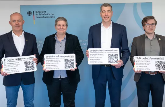 V.l.n.r.: Jochen Sauer, Architect & Engineering Manager bei Axis Communications; Claudia Plattner, BSI-Präsidentin; Tobias Metsch, Regional Director Middle Europe bei Axis Communications; Joshu Wiebe, Referatsleiter im BSI. Copyright: BSI Photo of the BSI IT Security label handover
